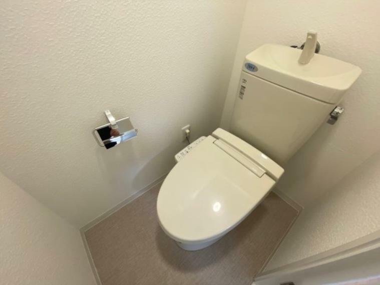清潔感のあるウォシュレット機能付きのトイレです。