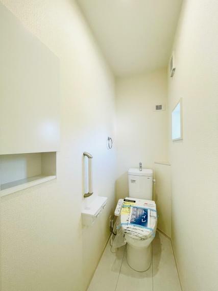 トイレ いつでも快適で清潔に保てるシャワートイレ。リモコンは壁付けタイプなのでたまったほこりもサッと一拭き。便座回りもスッキリとお掃除しやすいのが魅力です！
