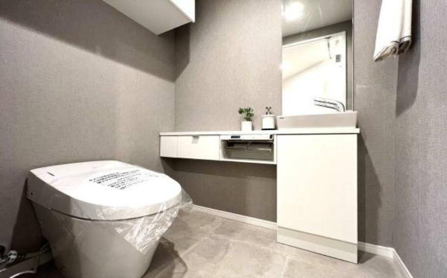 トイレ 《トイレ》■トイレは明るい空間で清潔感があります。また、収洗面台も設置して使い勝手も考えられています。
