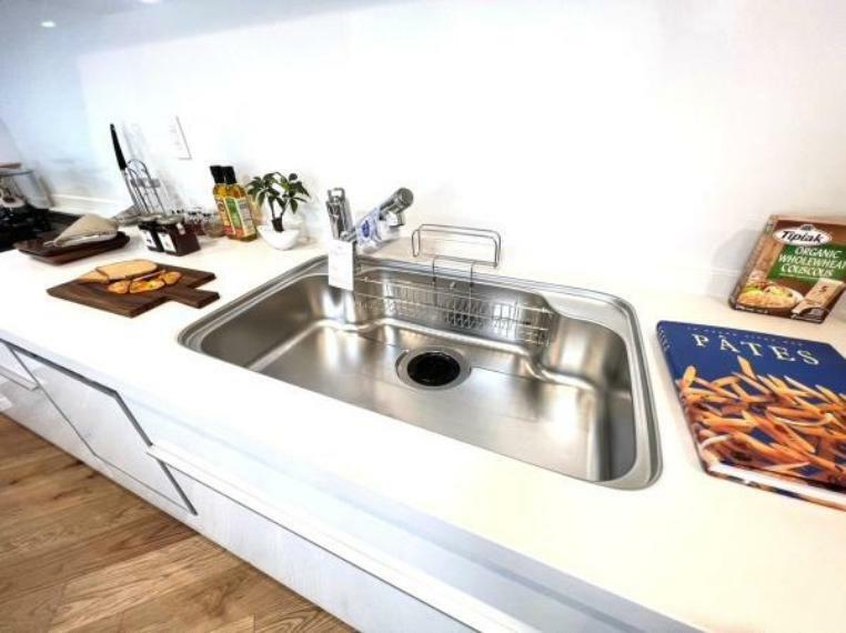 キッチン 《システムキッチン》　■ステンレス製シンク。幅と奥行きがありますので、食器洗時のストレスも減りそうです。