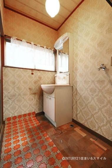 窓付きの明るい洗面所。ゆとりの洗面スペースで朝の身支度もスムーズに。