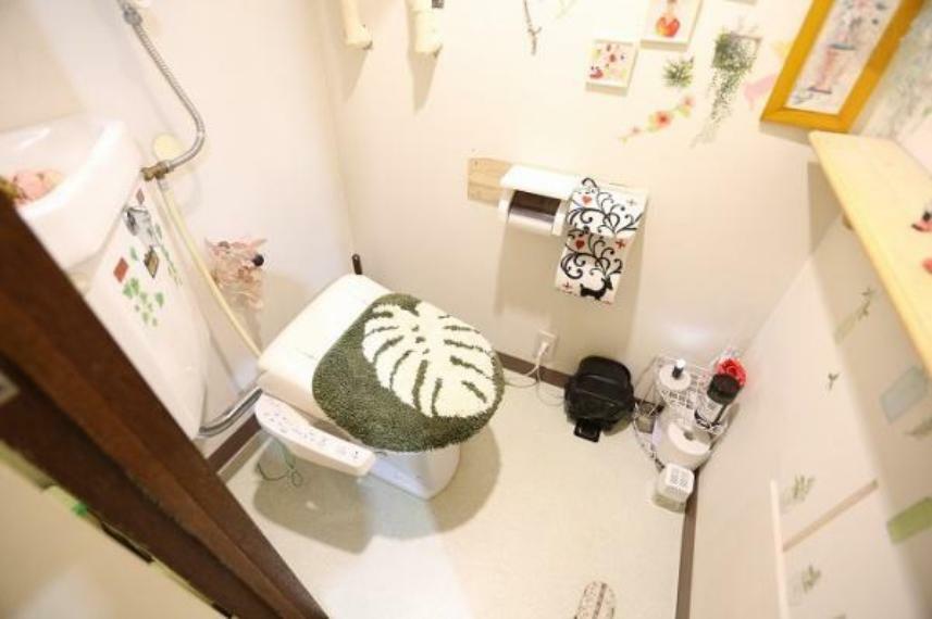 トイレ トイレもシンプルですが使いやすい温水洗浄便座・便器。