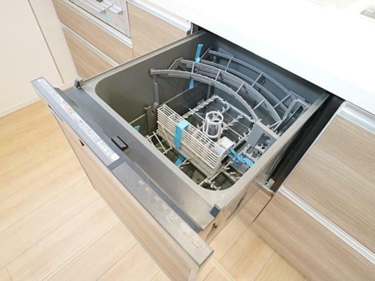 キッチン 食洗機をかけている間に、別の家事ができるため、時間を有効的に使うことができます。高温のお湯で洗うため、雑菌を防ぎ綺麗に洗うことができます。また、節水にも優れており、水の節約を行うことができます。