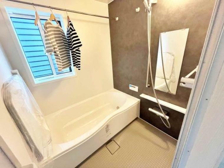 浴室 バスルームは、浴室乾燥暖房機も付いてカビ対策もばっちり！洗濯物を干すこともできる乾燥機能付きで、雨の日のお洗濯物も安心です。追炊き機能付きです。