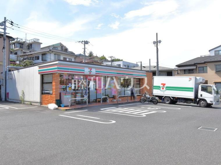 コンビニ セブン-イレブン 八王子上野町店 住宅街のコンビニは買い物だけでなくセーフティーステーションとしての役目もあり、生活する上で安心をもたらしてくれます。　