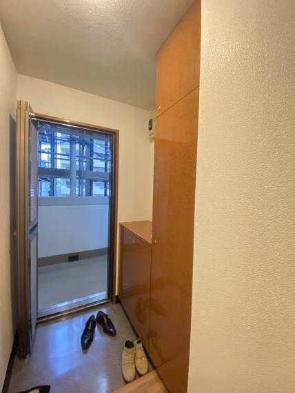 玄関 収納棚があり余分な物を置かなくて良いので、玄関がすっきり使えます。