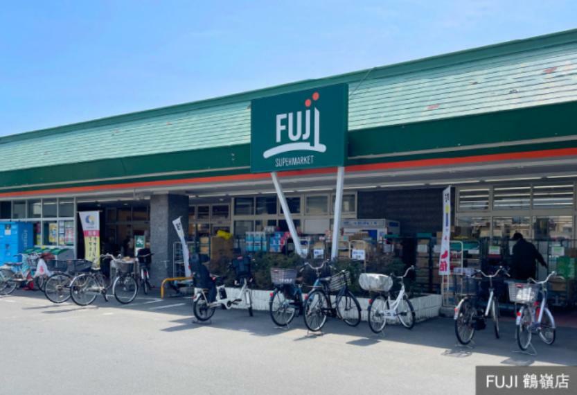 スーパー 現地から550m～650m。　FUJI鶴嶺店　日用品、食品、お酒などを取り扱うスーパーマーケット。