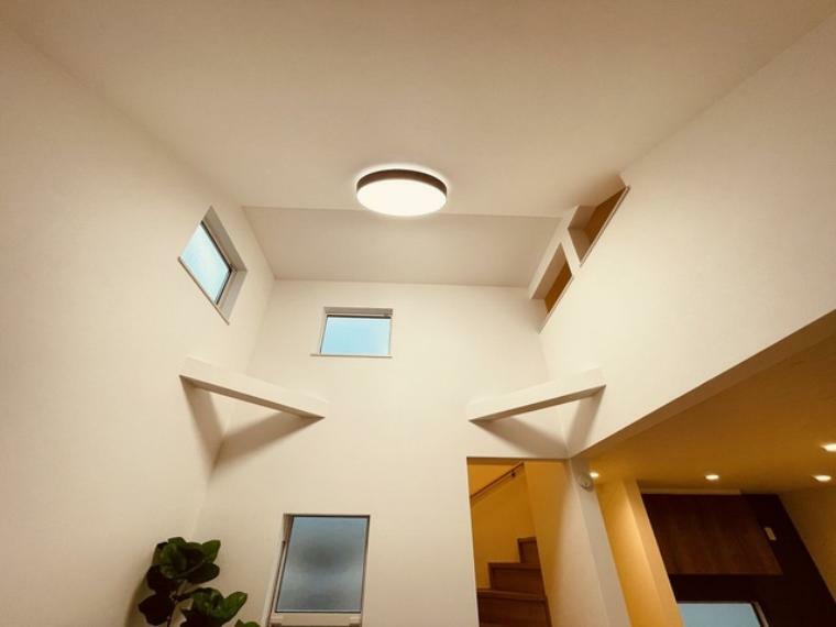 居間・リビング リビングは勾配天井の開放感あふれる空間に。高い位置の窓から自然な光が降り注ぎます。