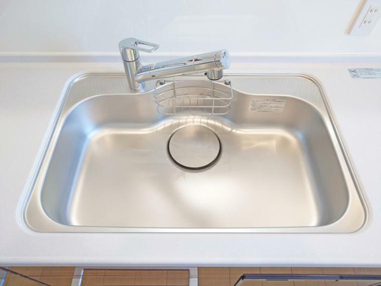 広く使いやすいキッチンのシンク、浄水機能付きの水栓です。
