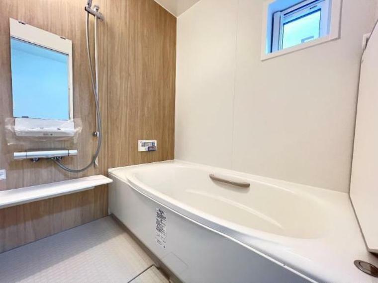 浴室 窓があり明るいバスルームは朝風呂にもおすすめです。
