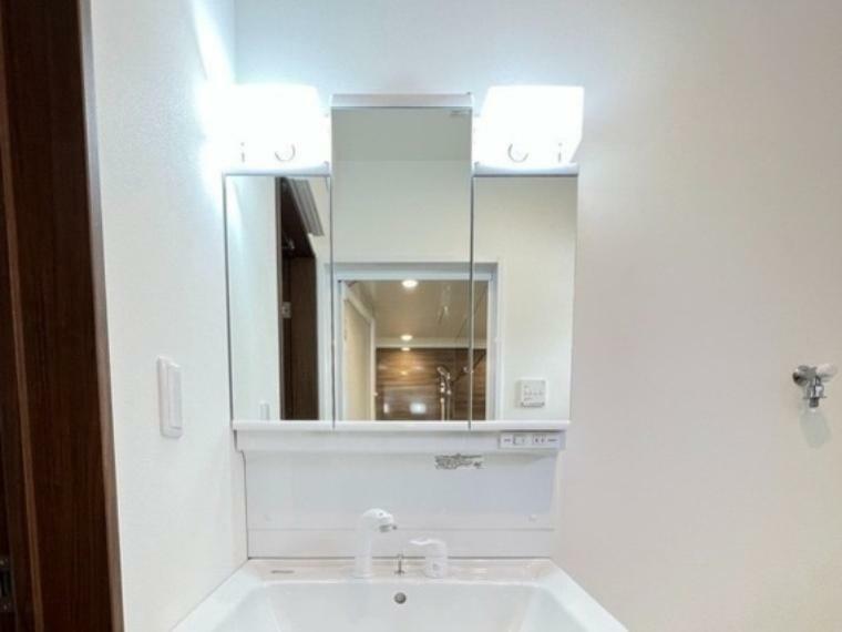 洗面化粧台 洗面化粧台の鏡は三面鏡ですので、身だしなみチェックに便利ですね。