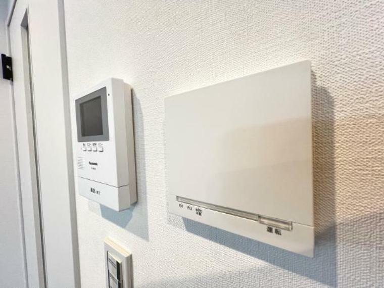 冷暖房・空調設備 インターフォンのTVモニタと床暖房の操作パネルです。