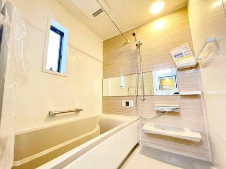 浴室 ホテルライクなワイドミラー付きの高級感溢れる浴室。