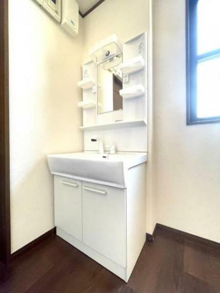 洗面化粧台 広々と使用できる清潔感のある洗面スペース。