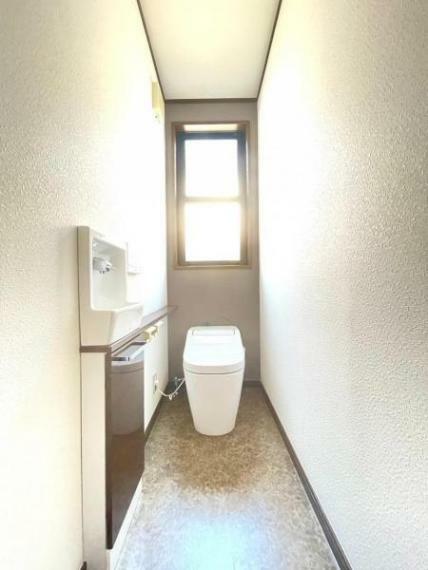 トイレ クロスや床材にもこだわりが感じられ、リラックスできる空間。