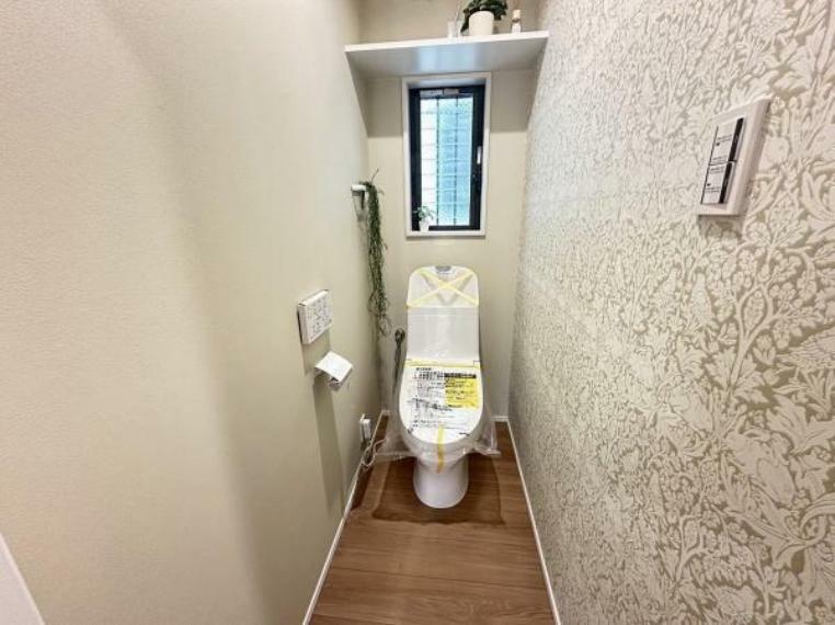 トイレ 1階トイレは、洗浄機能を標準完備、清潔な空間が印象的です。