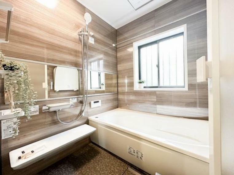 浴室 落ち着きのある壁色やストレートタイプの浴槽、換気乾燥暖房機など快適なバスタイムを過ごせます。
