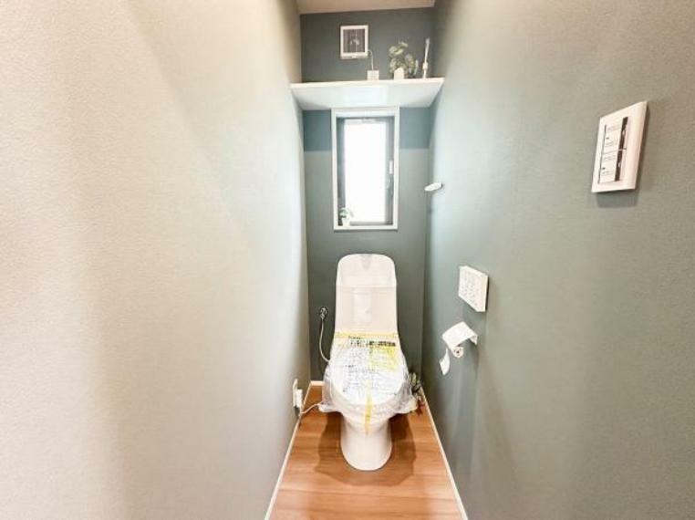 トイレ 2階トイレは、洗浄機能を標準完備、清潔な空間が印象的です。