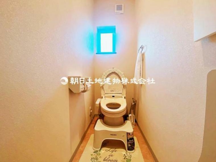 トイレ 2階・トイレには快適な温水洗浄便座付。