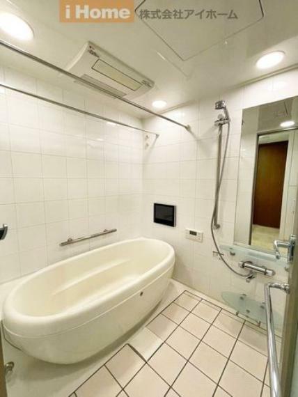 浴室 浴室は楕円型にデザインされたおしゃれなバスルーム。大変綺麗にお使いです。