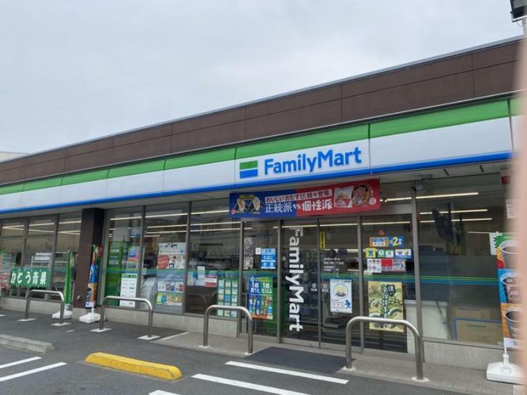 コンビニ ファミリーマート宮前犬蔵一丁目店 徒歩6分。