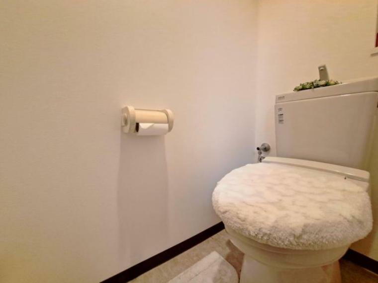 トイレ 白を基調に清潔感のあるトイレです。