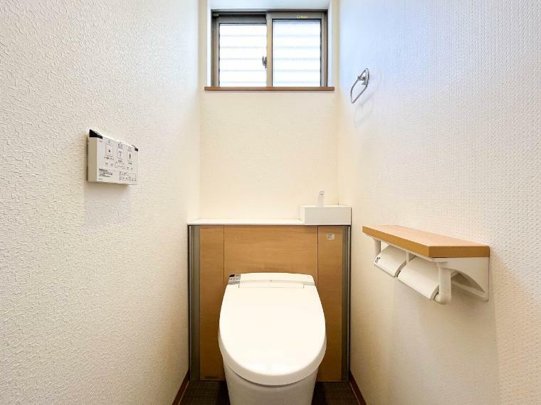 トイレ タンクが隠れているため、すっきりとした空間に。手洗いスペース付きです。