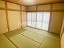 和室 落ち着きのある和室は、日本の伝統的な雰囲気を味わいながら、心地よいくつろぎの空間を提供します。畳の香りや触り心地、和風のインテリアが和の趣を醸し出し、リラックスできる場所を演出します。