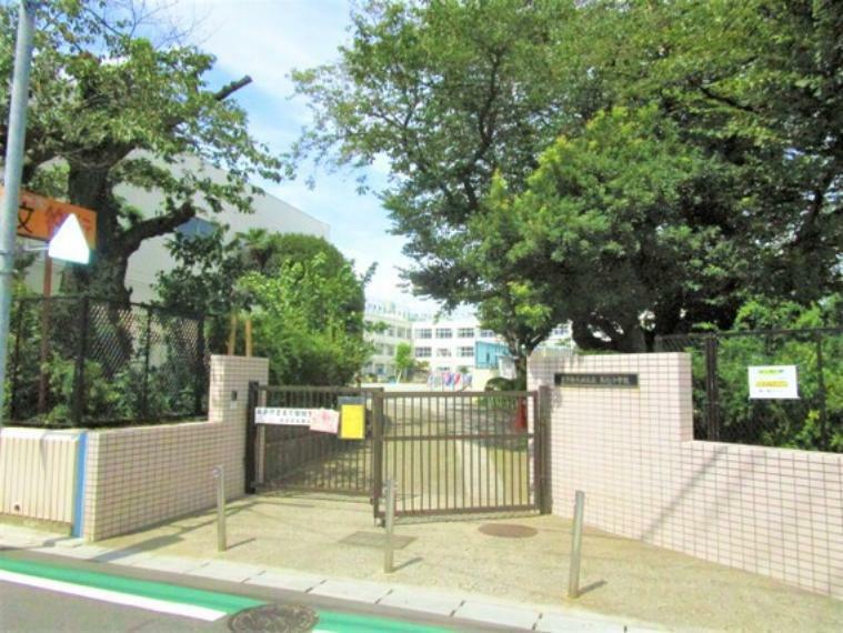 小学校 通学路は穏やかな住宅街の中の道なので、お子さんの通学も安心。