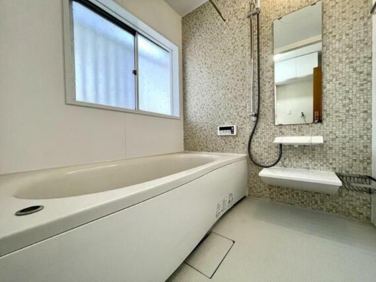 浴室 ゆったりとした気分で、湯船に浸かることができそうな浴室です。