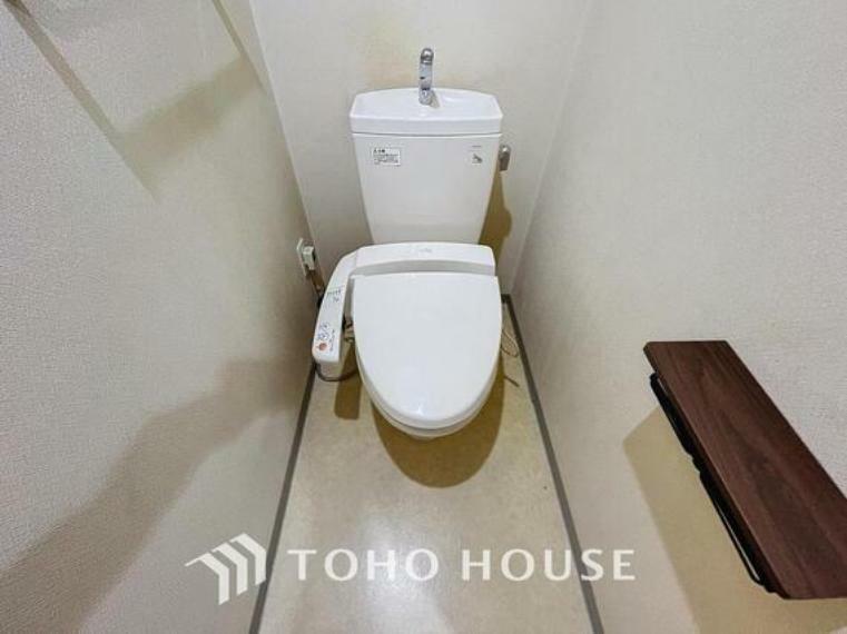 トイレ 「温水洗浄便座付きトイレ」トイレは快適な温水洗浄便座付です。清潔感のあるホワイトで統一。いつも清潔な空間であって頂けるよう配慮された造りです。