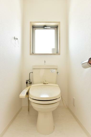 トイレ 窓付きで明るく換気がしやすいトイレには、温水洗浄便座付きです。