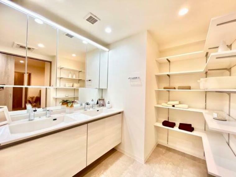 洗面化粧台 清潔感のある色合いのプライベート空間は、身だしなみチェックや肌のお手入れに最適です。