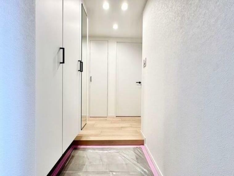 玄関ドアを開けると明るい室内がお出迎え。第一印象をよくしてくれるデザイン性の良さも魅力の空間。