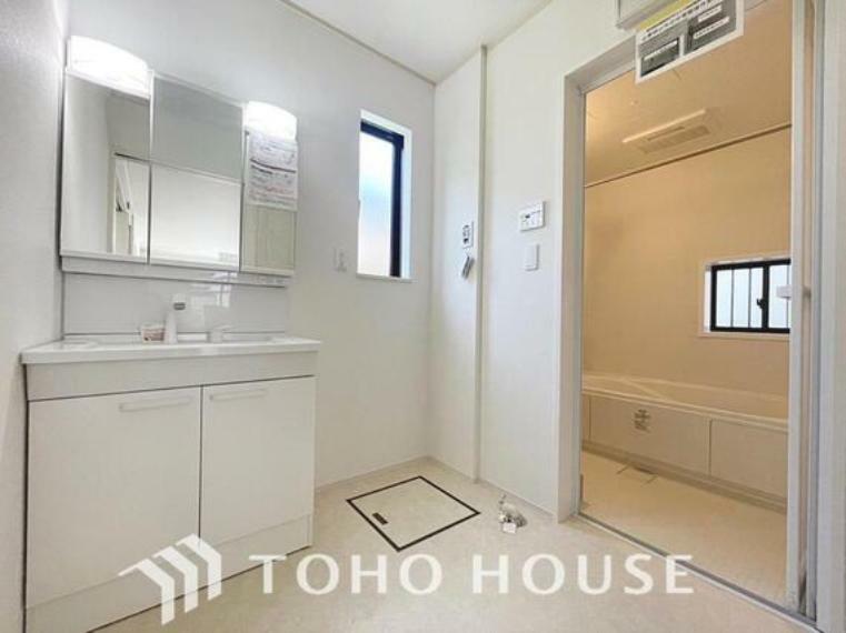 脱衣場 お家の中でも特にプライベートスペースとなる洗面所は、洗濯場所と浴室を同じ空間でまとめております。