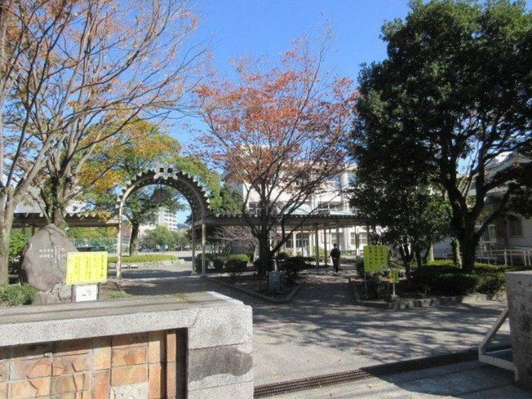 長田中学校【鹿児島市立長田中学校】は、小川町に位置する1947年創立の中学校です。令和3年度の生徒数は267人で、10クラスあります。校訓は「自立・友愛・志学・根性」です。