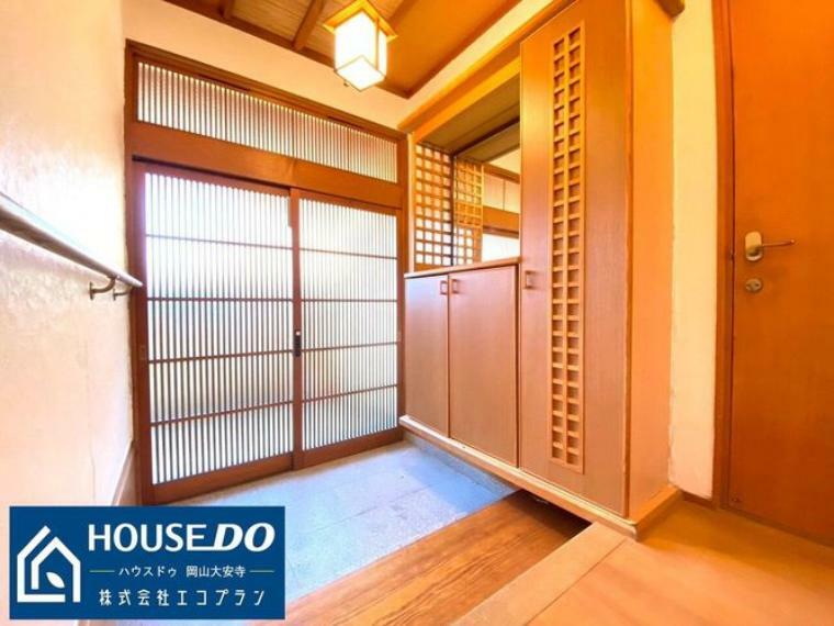 玄関 【玄関】日本の風情感じる趣のある玄関は収納スペースがございますので、玄関を広く綺麗にご使用いただけます！収納スペースにはゴルフバックなどの置く場所に困るものもしっかり収納していただけます
