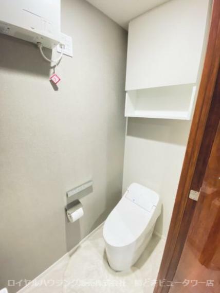 トイレ 【トイレ】 清掃性・節水性・快適性を高次元で併せ持つウォシュレットを採用したトイレ。 ワイドな手洗いボウルのカウンター付き。