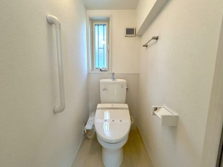 節水性能の高いトイレはもちろんウォシュレット付き 便器のフチがないタイプなので、お掃除もサッとひと拭きでOK！