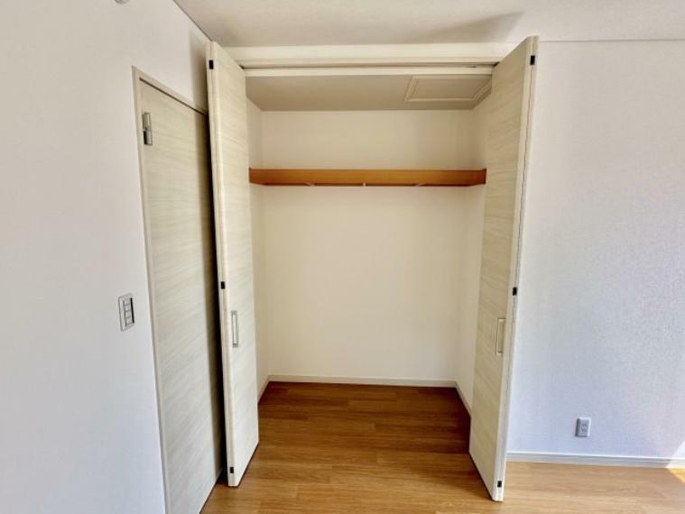収納 奥行きと幅のあるクローゼットは、断捨離をする必要のないくらい収納力があるところが魅力です！ デッドスペースを作らない折れ戸で家具の配置を邪魔しないところに住まう人への配慮を感じます！