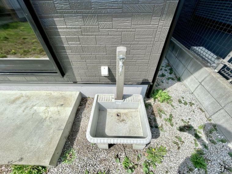 お庭には、立水栓があるのでお子様のお庭遊び後もすぐに手洗いが可能です