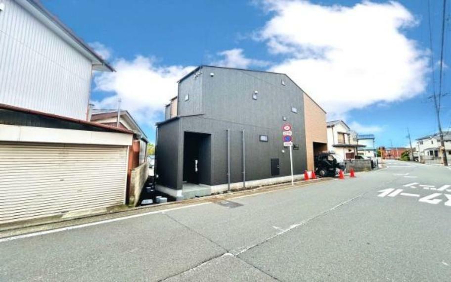 現況外観写真 ■細部までこだわったスタイリッシュなデザインの外観。閑静な住宅街の中にあり、穏やかで気持ちの良い新生活をおくれます。