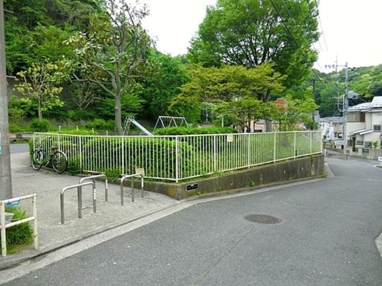 公園 六浦二丁目第三公園 六浦二丁目第三公園は横浜市金沢区にある住宅街の十分な広さの公園です。公園の設備には水飲み・手洗い場があります。