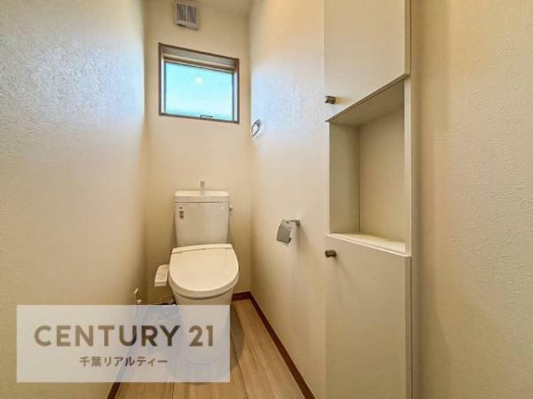 トイレ 1・2階にトイレがございます！朝の忙しい時間帯も待たずにすみそうですね。 白を基調とした清潔感のあるトイレでお手入れがしやすいです！