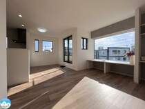 床暖房付きのLDKは自然とご家族が集まる空間。全居室、複層ガラスの遮熱効果と断熱効果で、一年中快適に過ごせます。