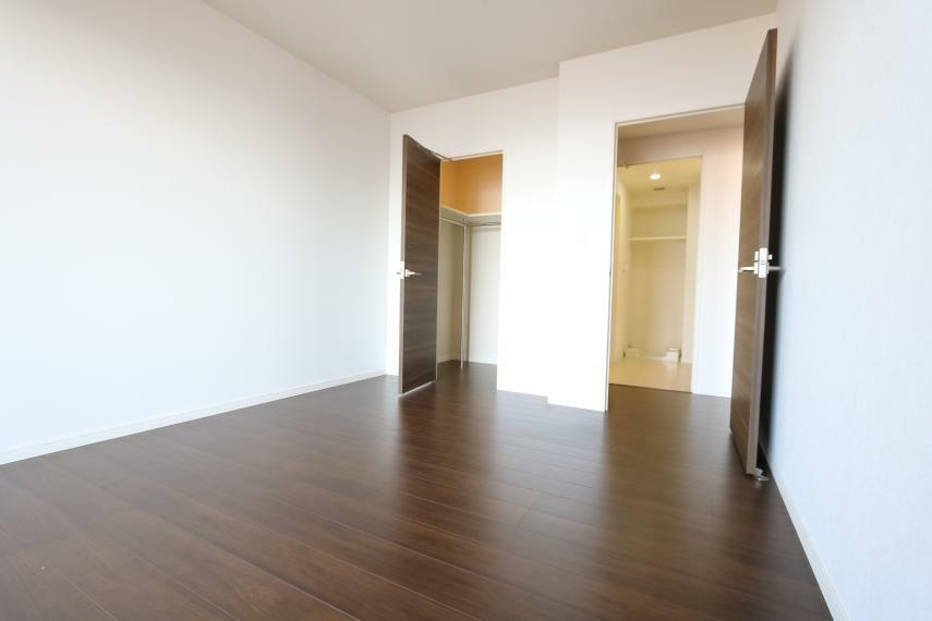 洋室にはクローゼットを完備し、自由度の高い家具の配置が叶うシンプルな空間です。