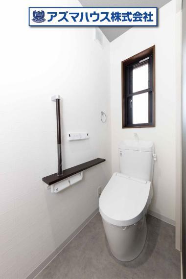 トイレ 寒い時期でもカバーなしで便座はポカポカな温水洗浄便座付トイレ。汚れた時にはサッと拭けて衛生的です！