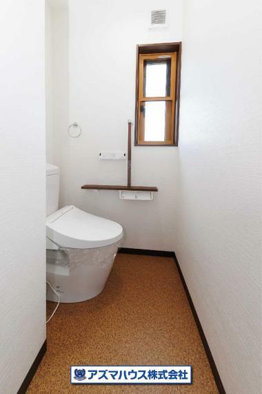 温水洗浄便座付トイレはカバーなしでも便座ポカポカ！サッと一拭きでお掃除も楽々。衛生的ですね！