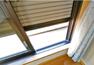 2階引き違い窓は、出窓の1箇所を除いてシャッター付きです。防犯、防災、防音、断熱など活躍の場が多いですね！