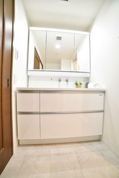 《同社施工例》ワイドな鏡と収納も充実の洗面化粧台！朝の準備もスムーズにできます。